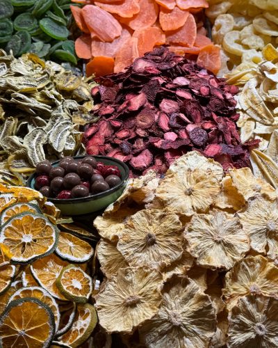 Razne vrste sušenog voća i biljaka složene u bogatu kompoziciju, fotografija prirodnih sastojaka