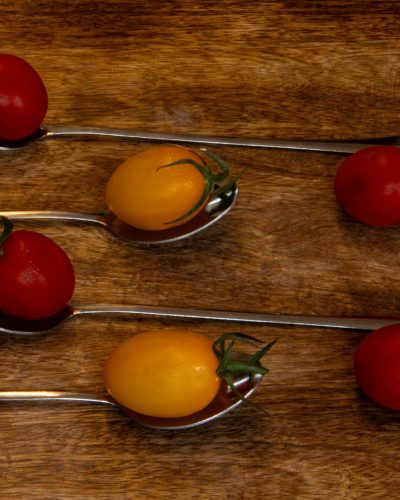 Cherry rajčice na žlicama na drvenoj podlozi